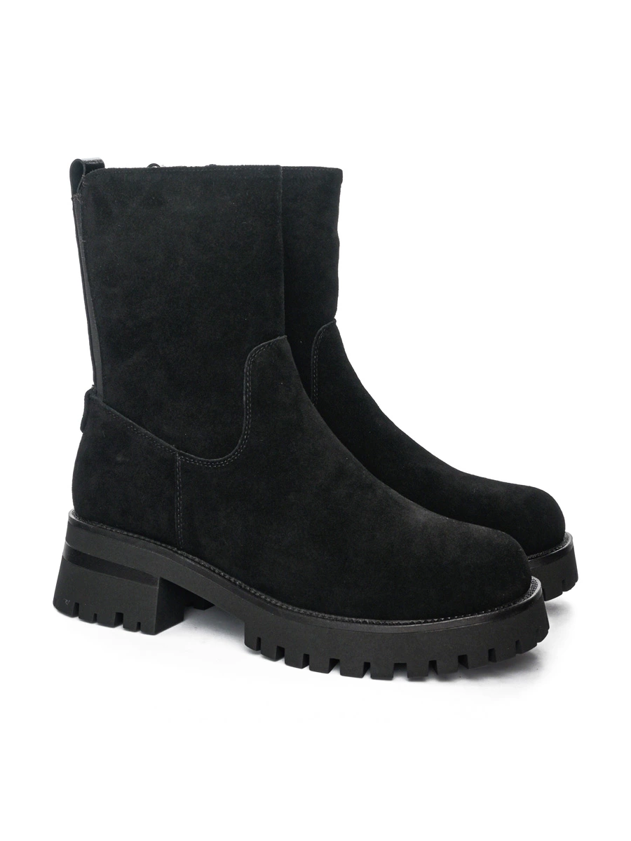 Ботинки черного цвета с рельефным протектором